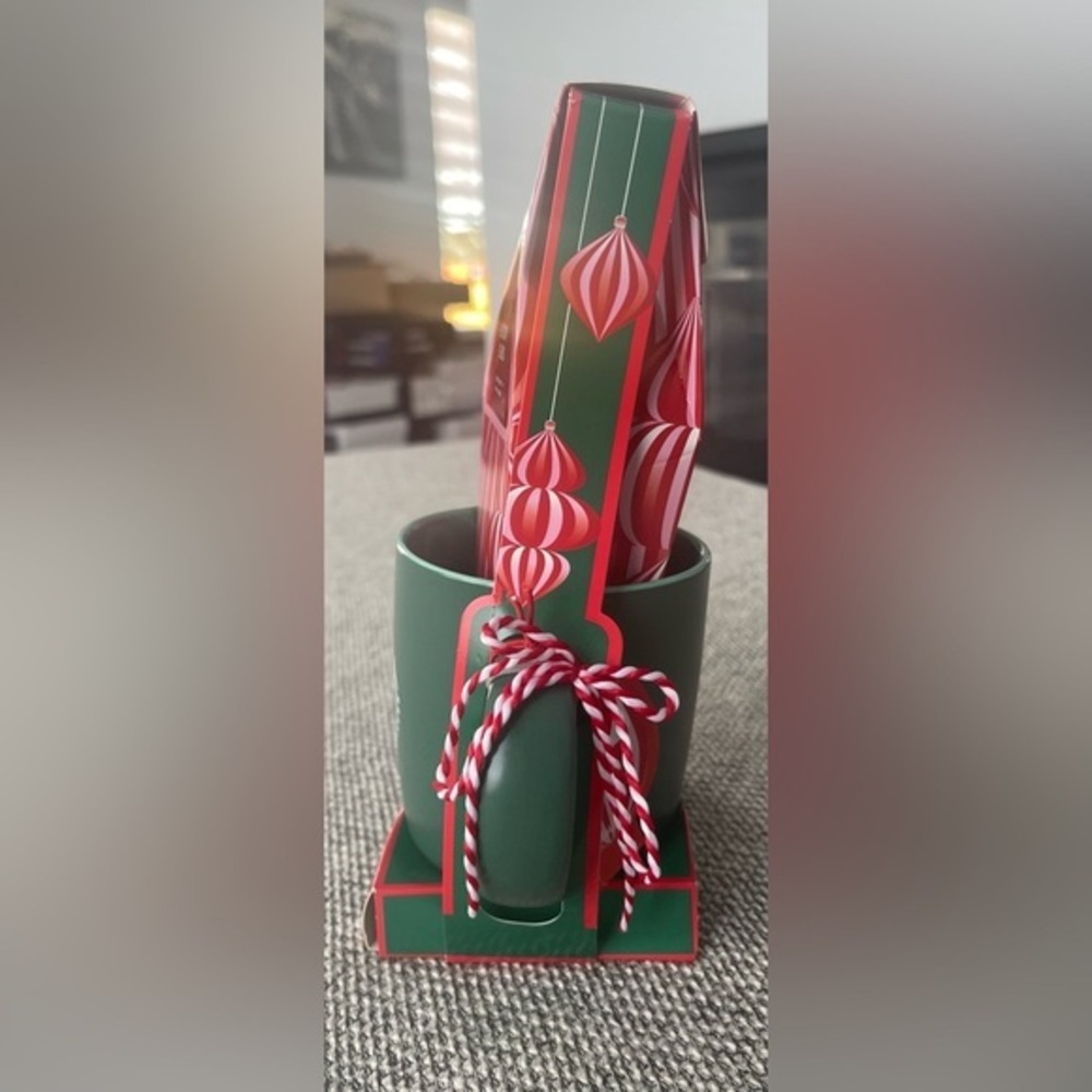 Starbucks Festive Holiday Blend Coffee Package with Green Mug - Picture 4 of 9
